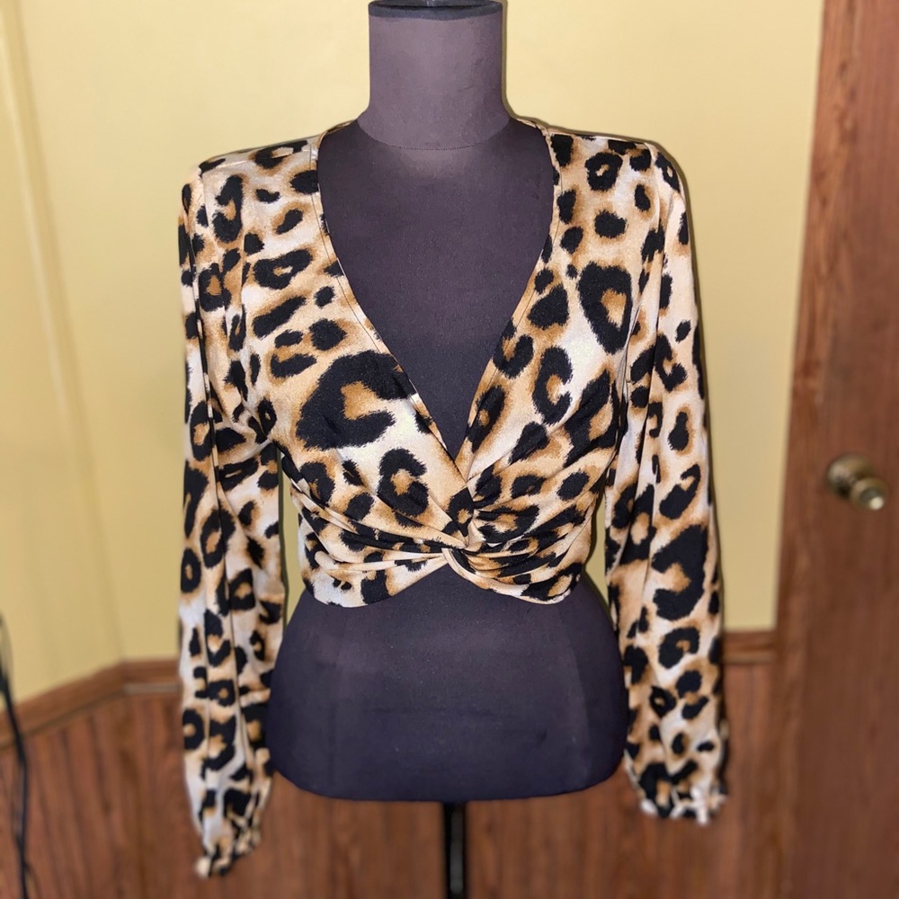 A long sleeves crop top